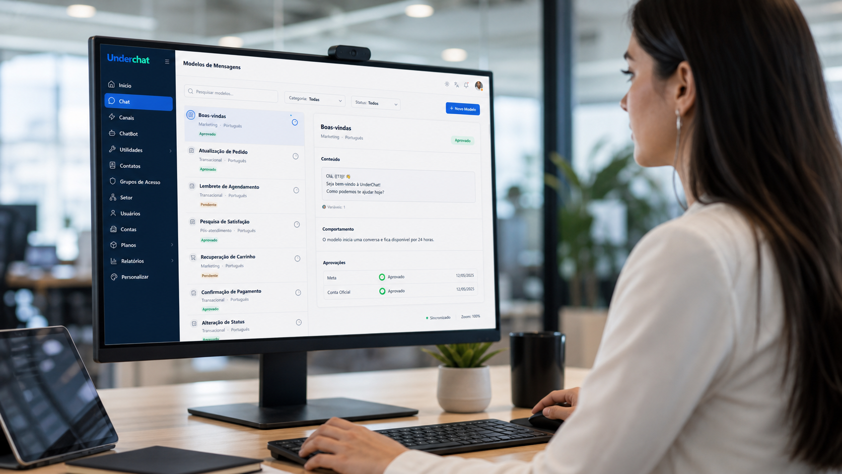 Especialista revisando templates de mensagem no painel UnderChat