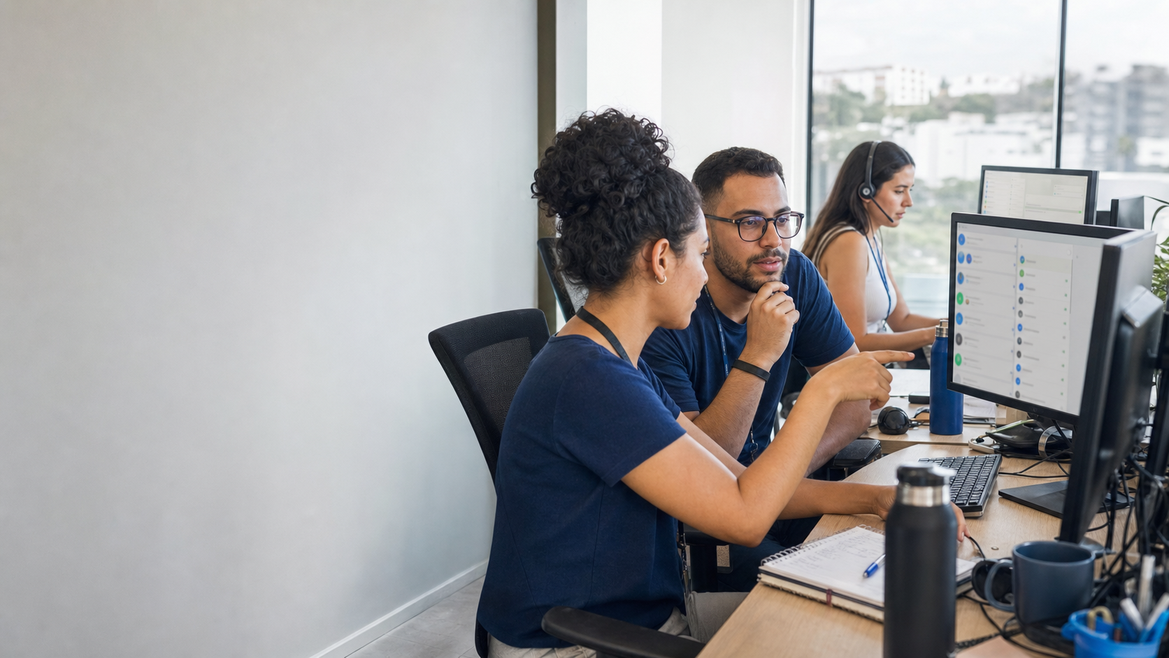 Melhores chatbots para WhatsApp em 2026 Equipe de atendimento comparando os melhores chatbots para WhatsApp